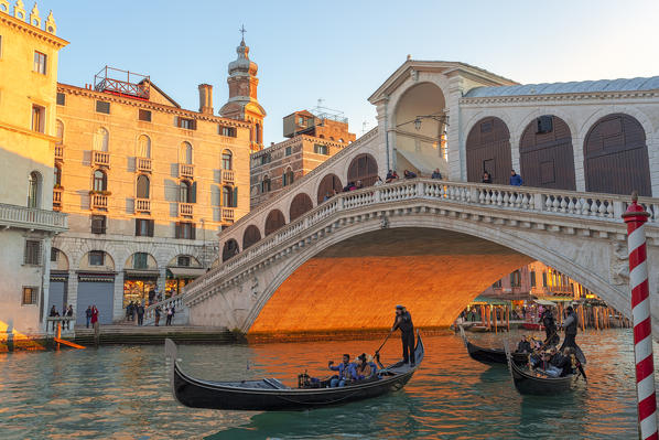 Sunset at Ponte di Rialto (Rialto Bridge), Venice, Veneto, Italy.