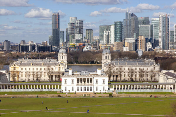 The view from Greenwich Park, with the Queen's House, the Old Royal Naval College and the skyscrapers of Canary Wharf on the background. Greenwich, London, Great Britain, UK