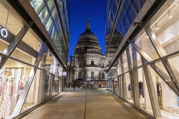 St. Paul’s Cathedral from the gallery of One New Change center, London, Great Britain, UK