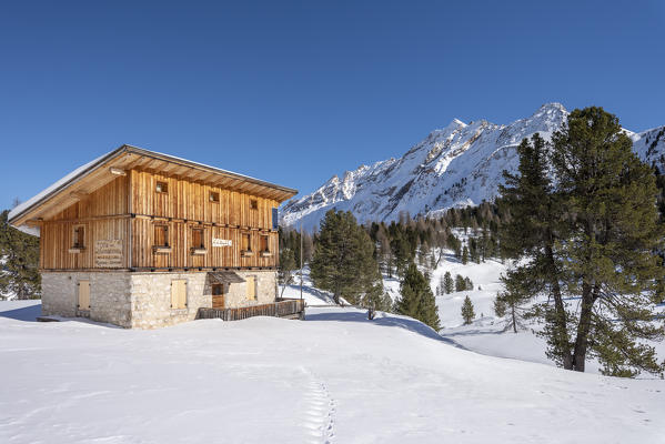 San Vigilio di Marebbe, Fanes, Dolomites, South Tyrol, Italy, Europe. The chalet Muntagnoles with the peak of Col Becchei
