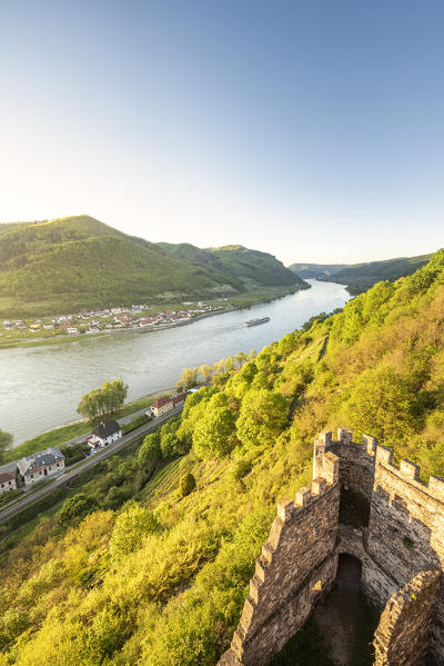 Spitz an der Donau, Wachau, Waldviertel, district of Krems, Lower Austria, Austria, Europe. View at sunrise from the ruins of Hinterhaus castle to the Danube river and the village of Oberarnsdorf