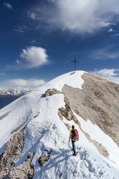 Picco di Vallandro/Dürrenstein, Prato Piazza/Plätzwiese, Dolomites, South Tyrol, Italy. A climber on the summit ridge of the Picco di Vallandro