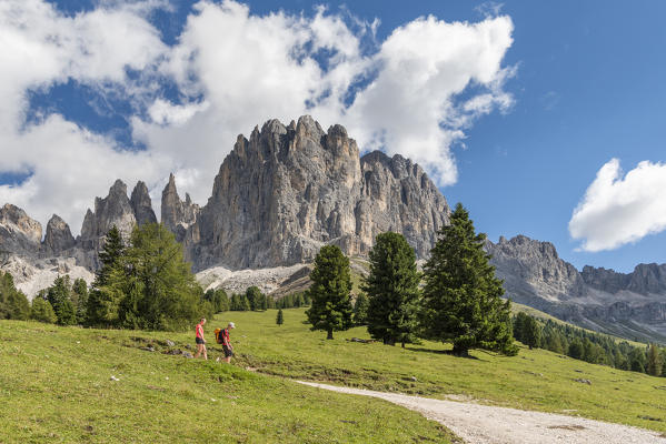 Tiers / Tires, Tires Valley, province of Bolzano, Dolomites, South Tyrol, Italy. Hikers on the hiking trail to the Haniger mountain hut.