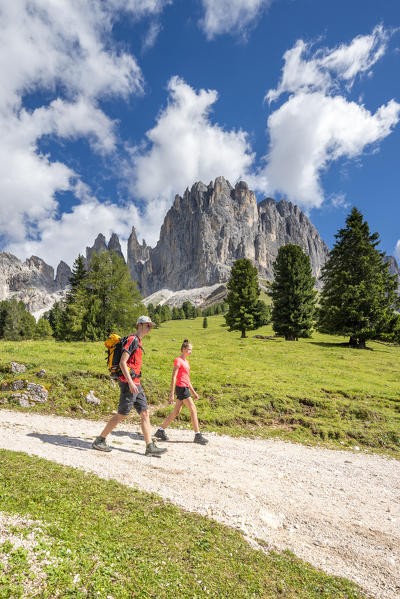 Tiers / Tires, Tires Valley, province of Bolzano, Dolomites, South Tyrol, Italy. Hikers on the hiking trail to the Haniger mountain hut.