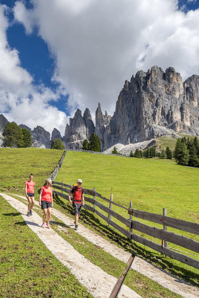 Tiers / Tires, Tires Valley, province of Bolzano, Dolomites, South Tyrol, Italy. Hikers on the hiking trail to the Haniger mountain hut.