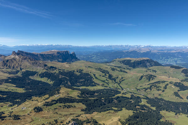 Sassopiatto/Plattkofel, Dolomites, South Tyrol, Italy. View from the summit of the Sassopiatto/Plattkofel to the Alpe di Siusi/Seiser Alm