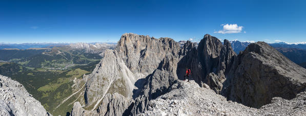 Sassopiatto/Plattkofel, Dolomites, South Tyrol, Italy. View from Sassopiatto/Plattkofel to Sassolungo/Langkofel