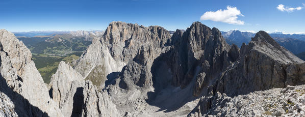 Sassopiatto/Plattkofel, Dolomites, South Tyrol, Italy. View from Sassopiatto/Plattkofel to Sassolungo/Langkofel