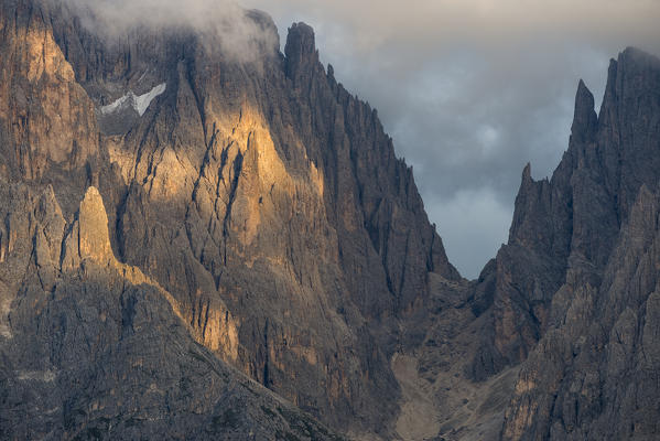 Alpe di Siusi/Seiser Alm, Dolomites, South Tyrol, Italy. Enrosadira in the rocks of Sassolungo / Langkofel