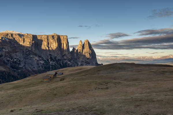 Alpe di Siusi/Seiser Alm, Dolomites, South Tyrol, Italy. Autumn sunrise on the Alpe di Siusi/Seiser Alm. In the background the peaks of Sciliar/Schlern, Euringer and Santner