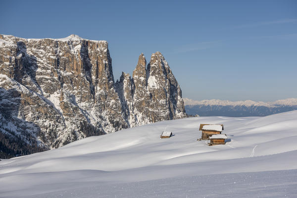 Alpe di Siusi/Seiser Alm, Dolomites, South Tyrol, Italy. Winter landscape on the Alpe di Siusi/Seiser Alm with the peaks of Sciliar / Schlern, Euringer and Santner