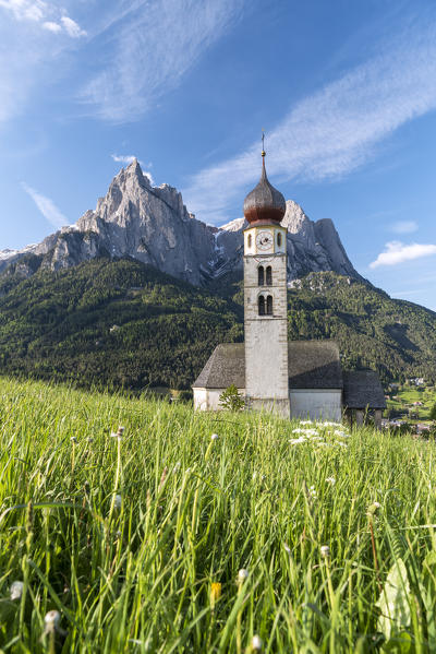 Kastelruth / Castelrotto, Dolomites, South Tyrol, Italy. The church of St. Valentin in Kastelruth/Castelrotto. In the background the jagged rocks of the Schlern/Sciliar