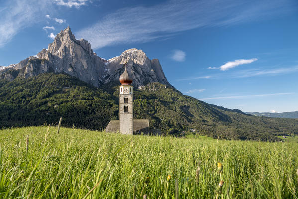 Kastelruth / Castelrotto, Dolomites, South Tyrol, Italy. The church of St. Valentin in Kastelruth/Castelrotto. In the background the jagged rocks of the Schlern/Sciliar