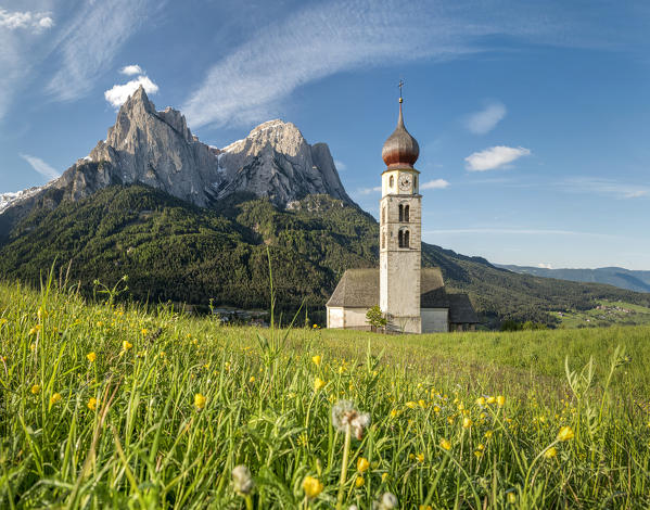 Kastelruth / Castelrotto, Dolomites, South Tyrol, Italy. The church of St. Valentin in Kastelruth/Castelrotto. In the background the jagged rocks of the Schlern/Sciliar