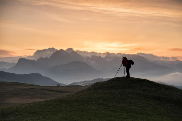 Alpe di Siusi/Seiser Alm, Dolomites, South Tyrol, Italy. Photographer waiting for the sunrise