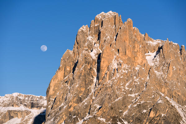 Alpe di Siusi/Seiser Alm, Dolomites, South Tyrol, Italy. Alpenglow on the Sassolungo/Langkofel