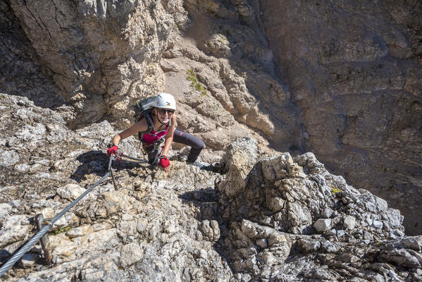 Sesto/Sexten, Dolomites, South Tyrol, province of Bolzano, Italy. Climber on the via ferrata De Luca-Innerkofler to the summit of Monte Paterno