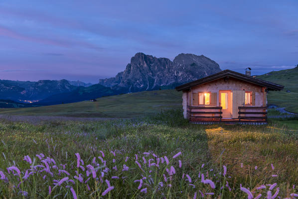 Alpe di Siusi/Seiser Alm, Dolomites, South Tyrol, Italy. Alpe di Siusi/Seiser Alm, Dolomites, South Tyrol, Italy. A littke mountain hut with the Langkofel mountain in the background