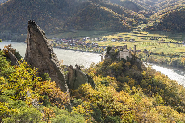 Duernstein, Wachau, Waldviertel, district of Krems, Lower Austria, Austria, Europe.  View from the Wachau World Heritage Trail to the Danube river and the ruins of Duernstein Castle