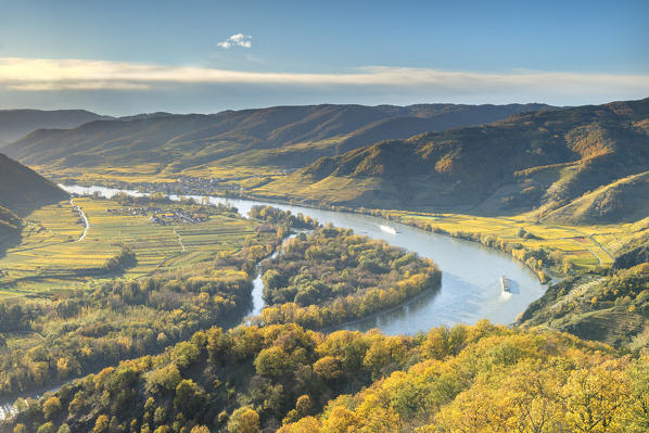 Duernstein, Wachau, Waldviertel, district of Krems, Lower Austria, Austria, Europe.  View from the Vogelberg trail to the Danube Bend near Duernstein