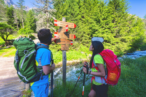 Pair of hikers on the Brescia trails, Valle Camonica, Ponte di Legno, Brescia province, Lombardy, Italy, Europe.