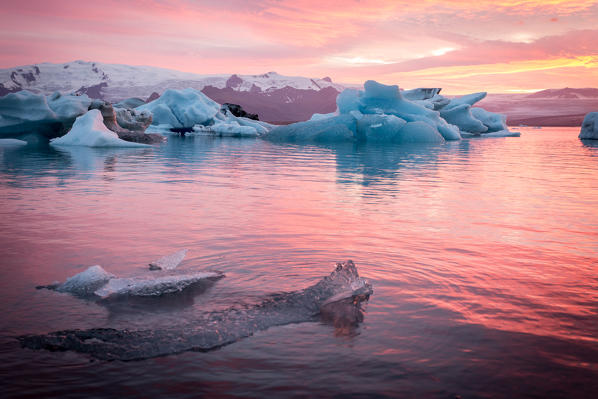Iceland, Jokulsarlon Glacier Lagoon, icebergs and ice chunk at sunset