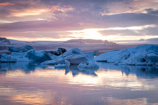 Iceland, Jokulsarlon Glacier Lagoon, icebergs and ice chunk at sunset
