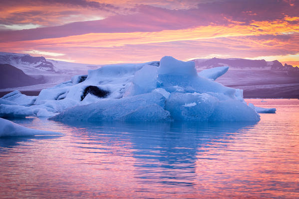 Iceland, Jokulsarlon Glacier Lagoon, icebergs and ice chunk at sunset