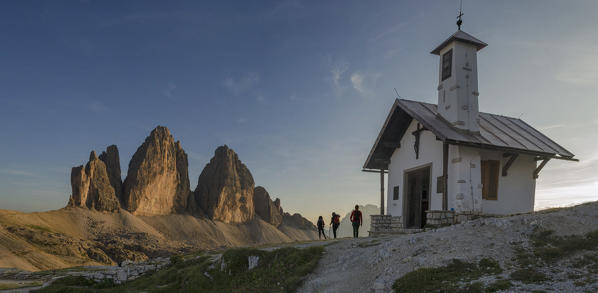 Tre Cime di Lavaredo, Drei zinnen, Three peaks of Lavaredo, Dolomites, South Tyrol, Veneto, Italy. Hikers at Tre Cime di Lavaredo