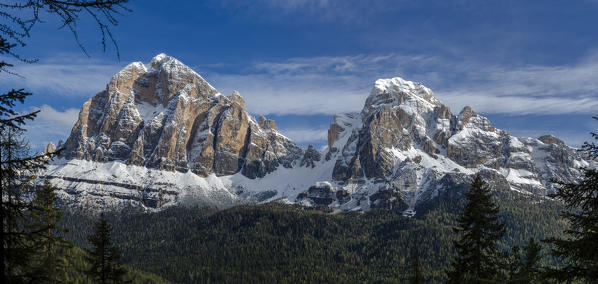 Tofana di Rozes e Tofana di Mezzo, Falzarego Pass, Cortina d'Ampezzo, Dolomiti, Dolomites, Veneto, Italy. Panormic view of Tofana di Rozes and Tofana di Mezzo