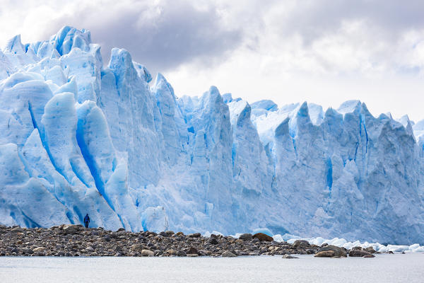 Argentina,Patagonia,Santa Cruz province,Los Glaciares National Park,tourist admires the huge face of the glacier Perito Moreno