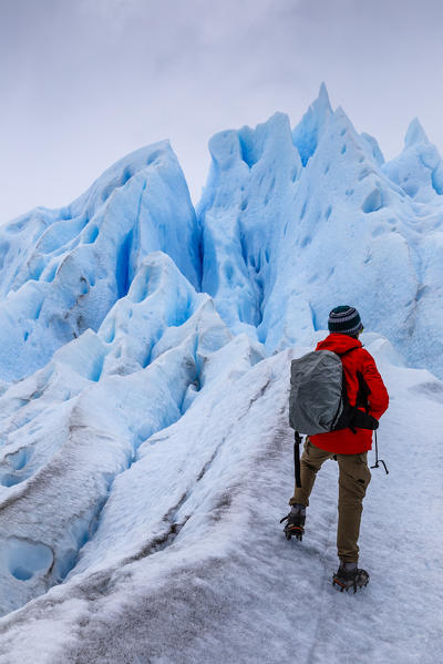Argentina, Patagonia, Santa Cruz province, Los Glaciares National Park, hiker on the Perito Moreno glacier