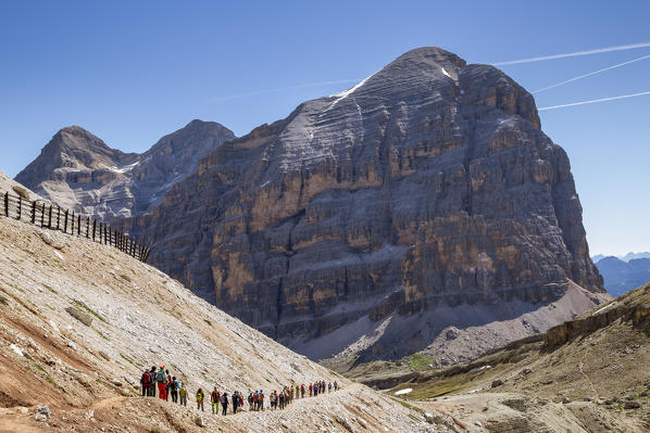 Italy, Veneto, Belluno district, Lagazuoi, hikers on the high mountain path towards the Tofane group