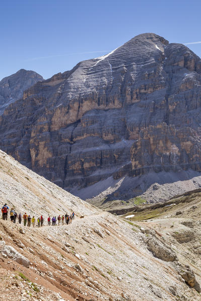 Italy, Veneto, Belluno district, Lagazuoi, hikers on the high mountain path towards the Tofane group