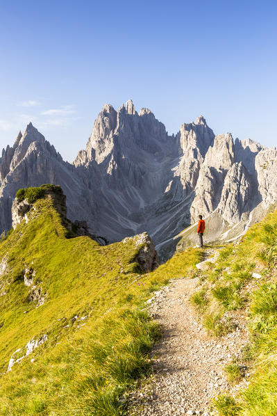 Italy,Veneto,Belluno district,Auronzo di Cadore,a man admires the spiers of the Cadini di Misurina from the Sentiero Bonacossa