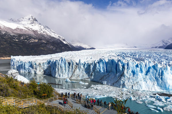 Argentina,Patagonia,Santa Cruz province,Los Glaciares National Park,people admiring Perito Moreno Glacier