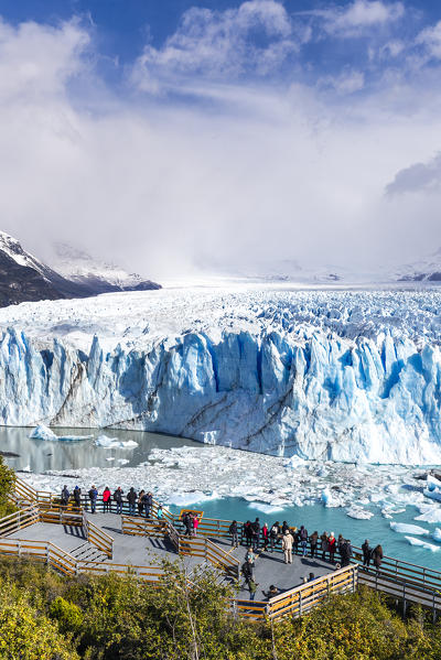 Argentina,Patagonia,Santa Cruz province,Los Glaciares National Park,people admiring Perito Moreno Glacier