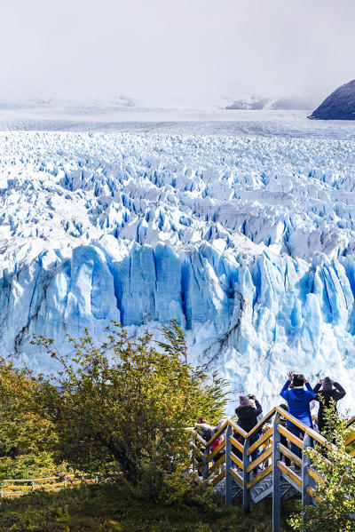 Argentina,Patagonia,Santa Cruz province,Los Glaciares National Park,some tourists photograph the massive Perito Moreno Glacier