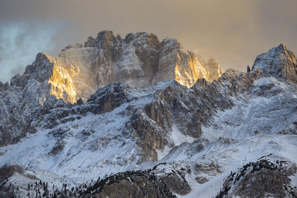 Italy,Veneto,Belluno district,Cortina d'Ampezzo,the last rays of sun light up the walls of mount Sorapis
