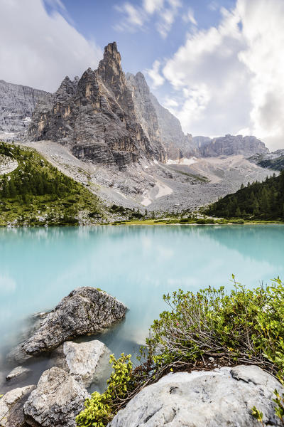 Italy,Veneto,province of Belluno,Sorapis group with Dito di Dio peak (God's finger) and the turquoise waters of the Sorapis lake