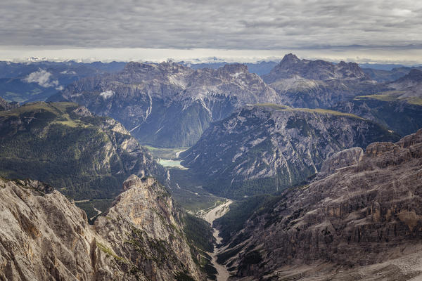 View from the Forcella Stounies from left to right Strudelkopf, Croda of Rondoi, Mount Rudo, Dreischusterspitze, Mount Paterno and Mount Piana, Cortina d'Ampezzo, Belluno district, Veneto, Italy, Europe