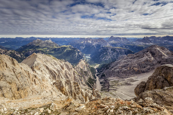 View from the Forcella Stounies from left to right Strudelkopf, Croda of Rondoi, Mount Rudo, Dreischusterspitze, Mount Paterno, Three peaks, and Mount Piana, Cortina d'Ampezzo, Belluno district, Veneto, Italy, Europe