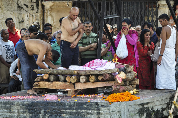 Cremation ceremony at Pashupatinath Temple, on the banks of the Bagmati river, Kathmandu, Nepal, Asia