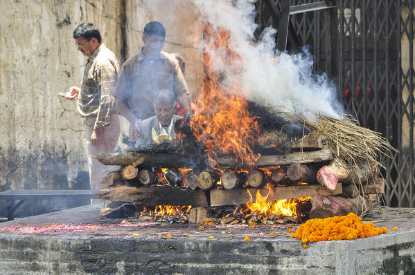 Cremation ceremony at Pashupatinath Temple, on the banks of the Bagmati river, Kathmandu, Nepal, Asia