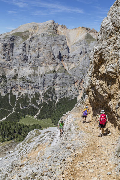 Italy,Veneto,Belluno district,Cortina d'Ampezzo,Hikers on the return path from the top of Croda del Vallon Bianco