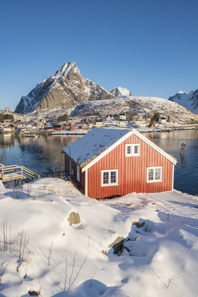 Traditional 'rorbu' house, with Olstinden peak in the background. Reine, Nordland county, Northern Norway, Norway.