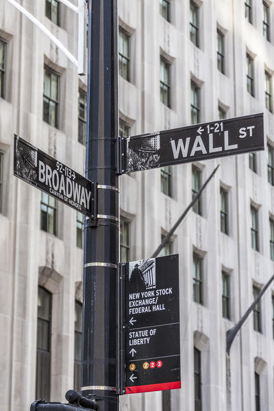 Traffic signal at Wall Street and Broadway, Manhattan, New York City, New York, USA.