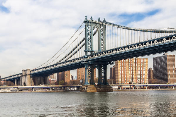USA, New York City, Lower Manhattan and Manhattan Bridge