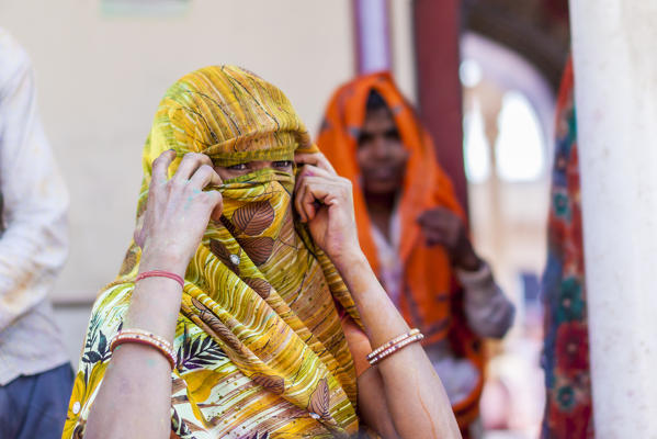 Asia, India, Uttar Pradesh, Nandgaon, Woman in traditional Indian sari