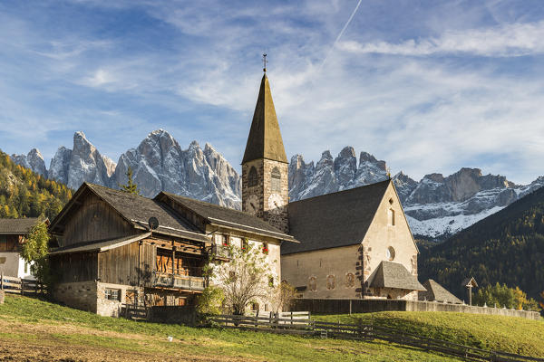 Typical houses and the church of the village with Odle Dolomites peaks on the background. Santa Maddalena, Funes, Bolzano, Trentino Alto Adige - Sudtirol, Italy, Europe.
